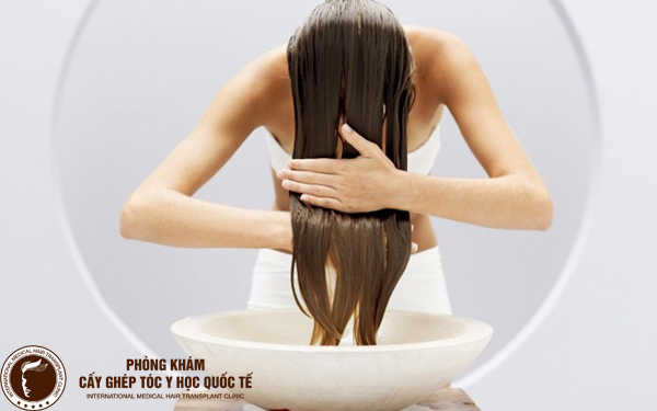 gội đầu bằng tinh dầu bưởi giúp giảm rụng tóc