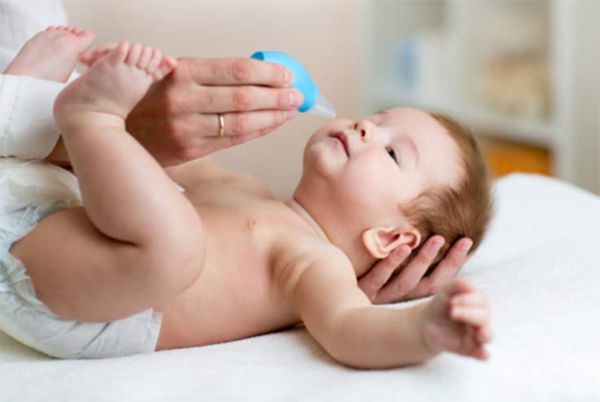 Hướng dẫn rửa mũi đúng cách cho trẻ sơ sinh