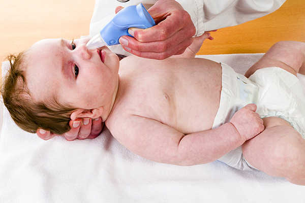 Rửa mũi cho trẻ sơ sinh đúng cách bằng cách hút vệ sinh mũi