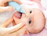 [Hướng dẫn] Rửa mũi cho trẻ sơ sinh đúng cách và an toàn