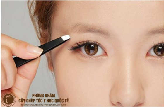 phụ nữ lông mày nhạt