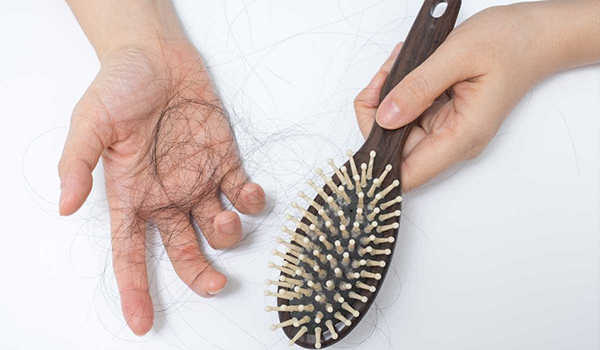 Tóc rụng: Ảnh này sẽ cho bạn thấy cách để ngăn ngừa tóc rụng và giúp tóc của bạn chắc khỏe hơn. Hãy cùng xem và áp dụng ngay nhé!