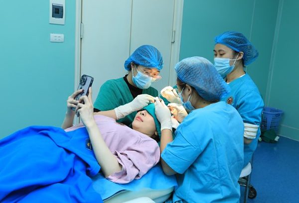 Cấy tóc bằng robot là gì? Những điều cần hiểu đúng trước khi lựa chọn