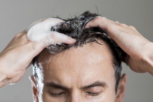 Dùng gel/sáp vuốt tóc sau khi cấy tóc được không? Chuyên gia giải đáp chi tiết 