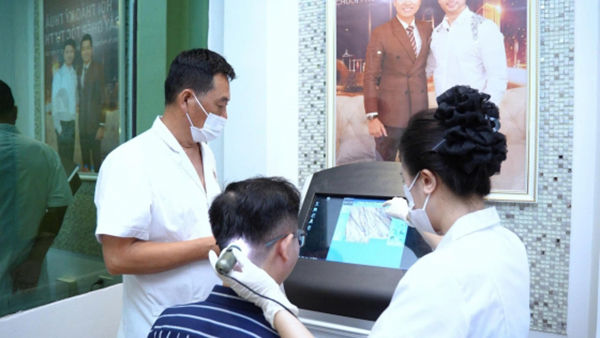 Nên cấy tóc hay dùng thuốc mọc tóc