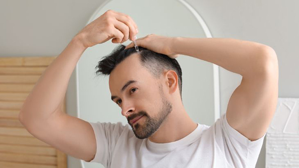 Nên cấy tóc hay dùng thuốc mọc tóc