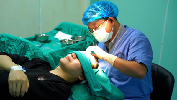 Nên cấy tóc hay dùng thuốc mọc tóc