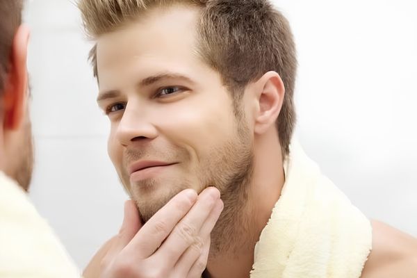 Đàn ông hói đầu có già hơn tuổi không? Cách nhận biết và cải thiện sớm