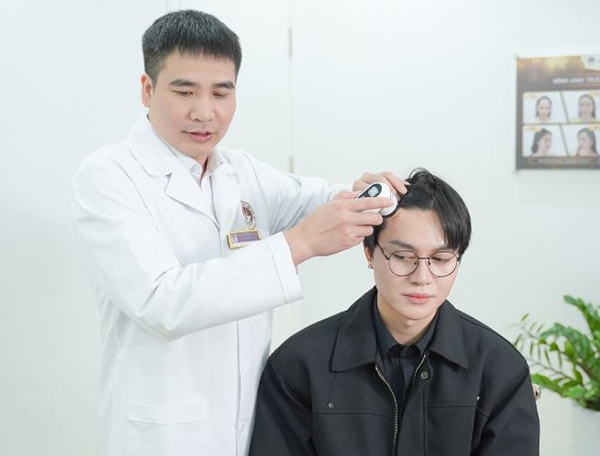Bác sĩ Tuấn thăm khám tình trạng tóc cho tittoker cường jin