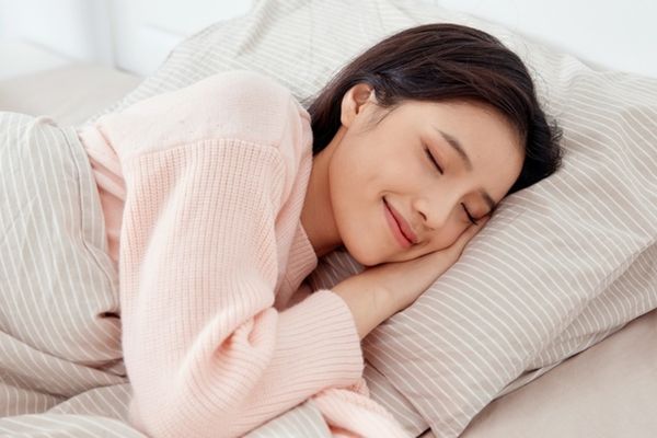 Bị rụng tóc nhiều nên ăn gì? Top 5 nhóm thực phẩm giúp tóc chắc khỏe từ bên trong