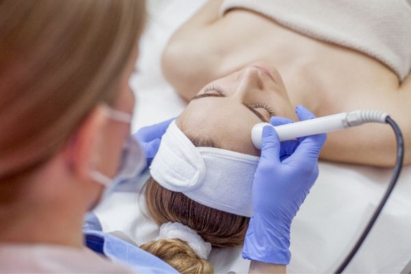 Các phương pháp định hình đường chân tóc giúp cải thiện tóc chữ M và trán cao 
