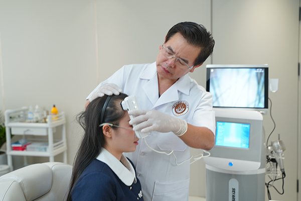 Bác sĩ Lê Quang Vương hiện đang công tác ở đâu? 