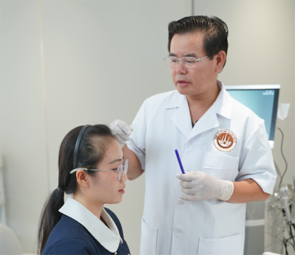 Bác sĩ Vương cấy tóc Y học Quốc tế