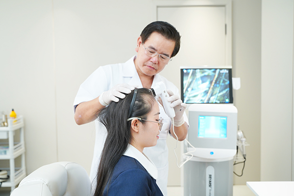 Quy trình thăm khám với bác sĩ Vương cấy tóc Y học Quốc tế