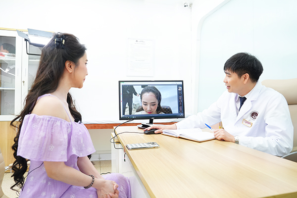 Quỳnh Nga tái khám sau 6 tháng cấy tóc