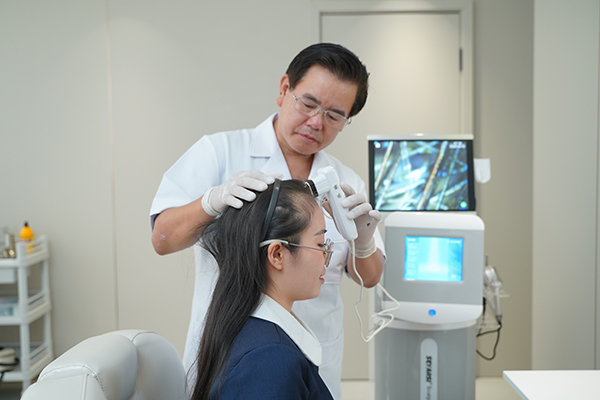 ThS BS Lê Quang Vương là bác sĩ phụ trách chuyên môn tại Trung tâm Cấy ghép tóc Y học Quốc tế, trực tiếp tham gia vào quá trình thăm khám, tư vấn và thực hiện các kỹ thuật cấy ghép tóc cho khách hàng