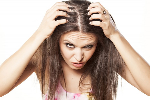 Tại sao dùng Minoxidil bị ngứa da đầu và rụng tóc?