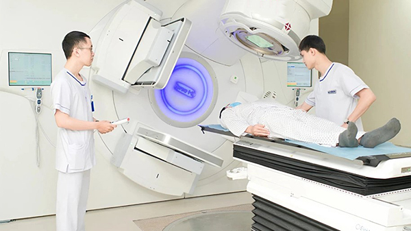 Vì sao xạ trị lại gây rụng tóc?
