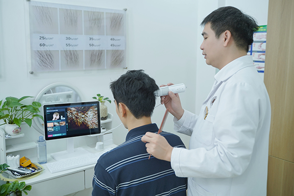Bác sĩ soi, kiểm tra tình trạng tóc của Huy Quang