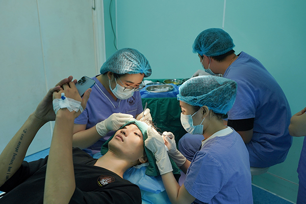 thực hiện cấy tóc