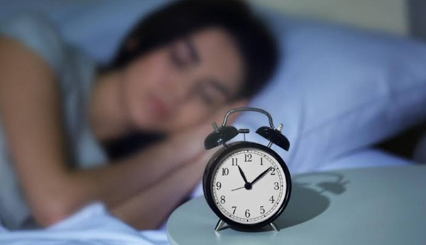 Ngủ đúng giờ giấc hạn chế thức khuya, rụng tóc